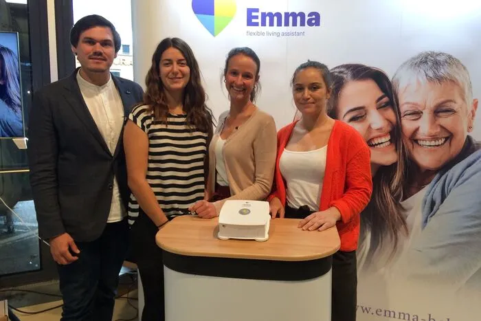 Gleich nach dem Eingang zur Stadthalle, links hat sich das Team von "Emma", der flexiblen Lebensraumassistentin, versammelt. Die kleine Basistation kann Notrufe abgeben, erhaltene Nachrichten vorlesen, erinnert den Nutzer ans Trinken und gegebenenfalls ans Medikamente-Nehmen. Mit einem Sensor und zahlreichen weiteren Features ausgestattet, kann die Box des jungen Start-Ups so ins "Smart-Home" integriert werden. Was das aber genau kann, lässt man sich am besten selbst erklären.