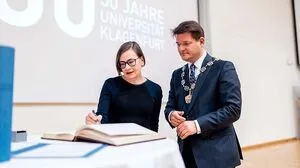 Ehrendoktorin Rae Langton mit Rektor Oliver Vitouch