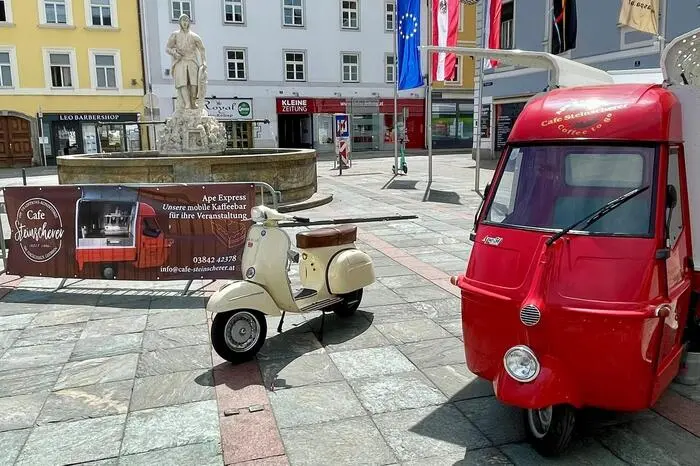 Der Stadtpfarrer erteilte den Segen für eine unfallfreie Saison mit den Traktoren als Arbeitsgerät sowie für die Vespas als Freizeitvergnügen