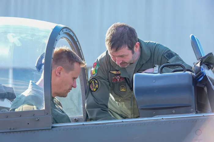 Pilot Andreas Huemer erklärt seinem "Passagier" das Cockpit der PC7