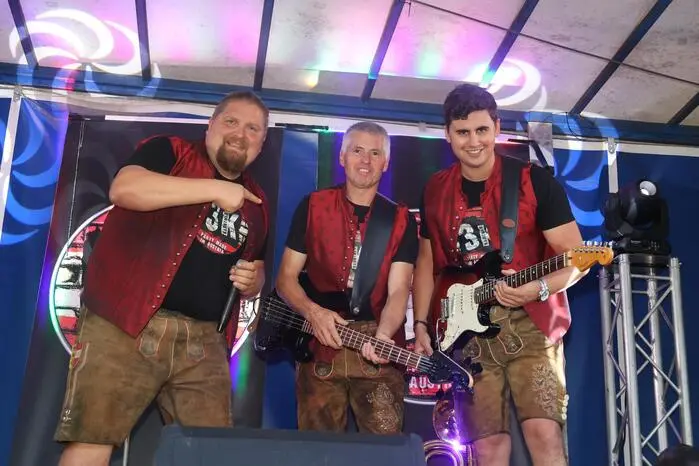Zum Ausklang des zweitägigen Straßenfestes in Reichenfels unterhielten die „3 Kärntner“ und die „Stoni Power“. In der Disco gab es eine „Blue“-Party. 