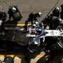 Hamilton im Mercedes beim Boxenstopp