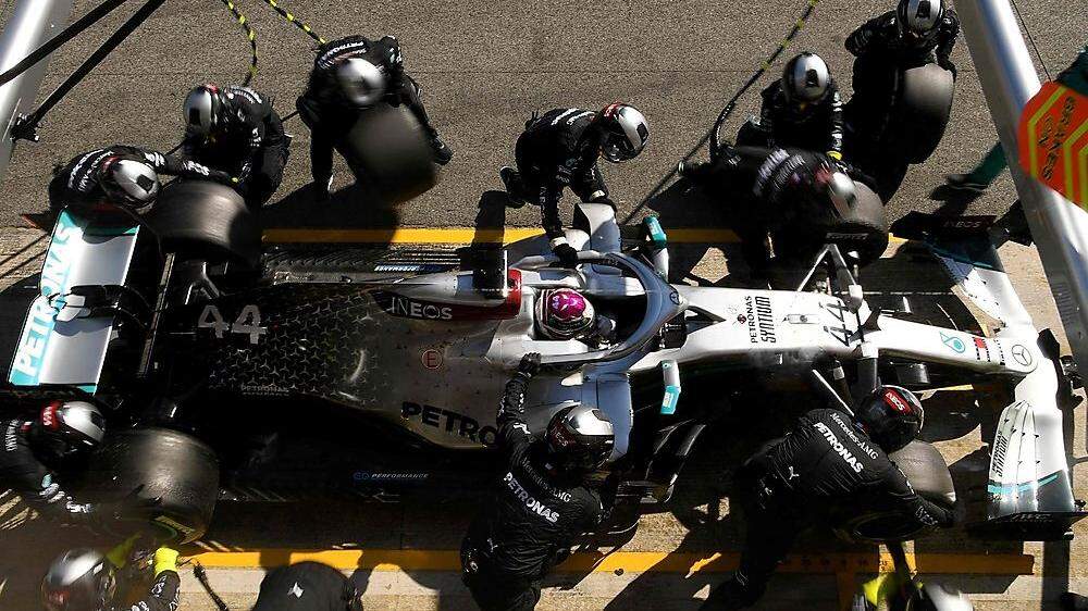 Hamilton im Mercedes beim Boxenstopp