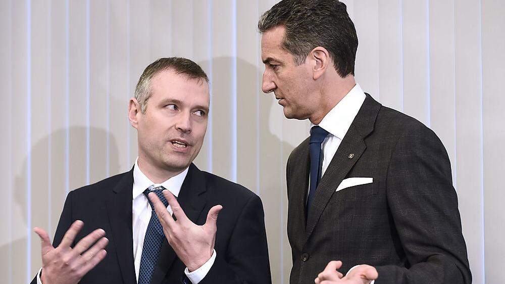 Novomatic-Chef Harald Neumann (rechts) und Sazka-Vorstand Pavel Horak während einer Pressekonferenz im Februar in Wien