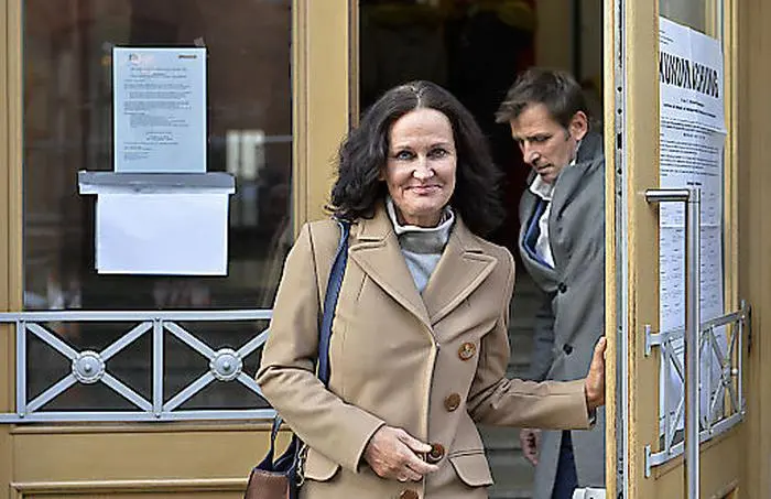 ABD0032_20161204 - WIEN - STERREICH: Eva Glawischnig, Bundessprecherin der Grnen, und Ehemann Volker Piesczek am Sonntag, 04. Dezember 2016, im Rahmen der Bundesprsidenten Stichwahl-Wiederholung vor einem Wahllokal in Wien. - FOTO: APA/HERBERT NEUBAUER