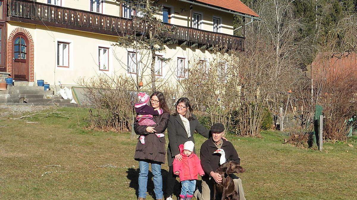 Monika und Julian Geyer, Schwiegertochter Magdalena und Enkelinnen Helena und Emilia am sagenumwobenen Gullyhof