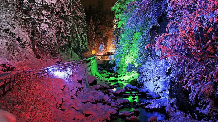 Steiermark. Das Christkind macht auch in der Region Schladming Station. Ob beim Adventzauber in der Talbachklamm (Bild), bei der Alpakaweihnacht, der Krippenausstellung oder man folgt dem Lichterpfad zum Hauser Advent. www.schladming-dachstein.at
