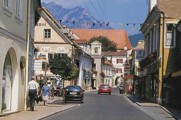 1990: Noch sind auch Filialisten in der Innenstadt, doch die Abwärtsspirale dreht sich bereits.