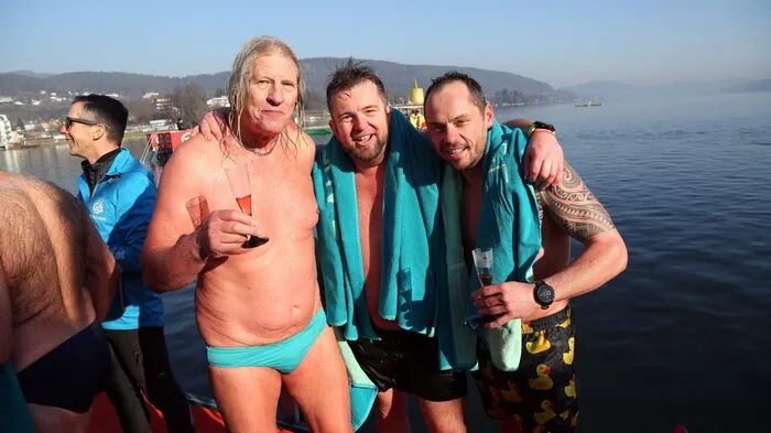 Neujahrsschwimmen 2020 in Velden am Wörthersee vor dem Schloss Velden bei strahlendem Winterwetter
