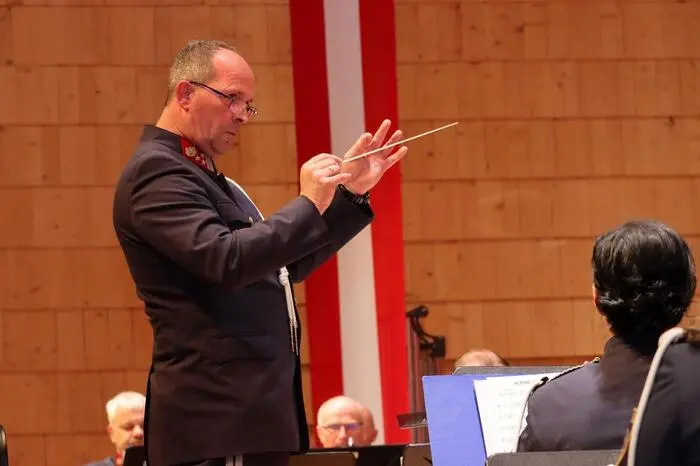 Kapellmeister-Stvr.  Rudolf „Rudi“ Bacher dirigierte den Titel „Alpine Inspirations“ von Martin Scharngl.