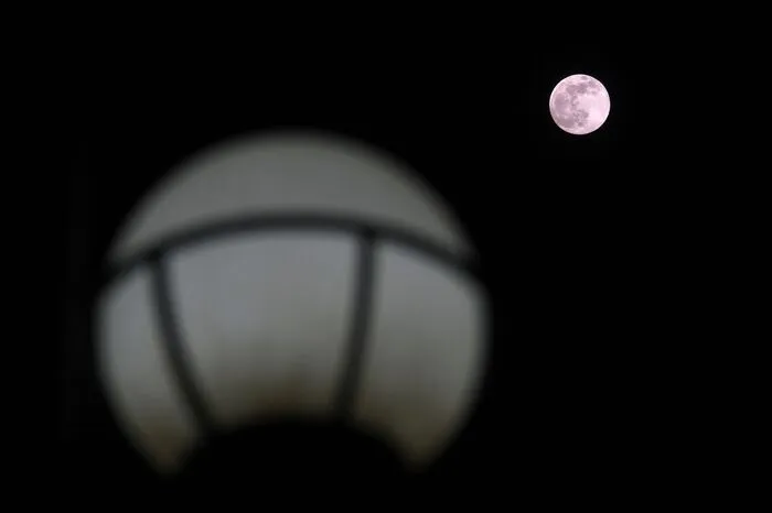 Die Distanz zwischen Mond und Erde betrug statt der durchschnittlichen 384.400 Kilometer in dieser Nacht nur noch 357.310 Kilometer. 