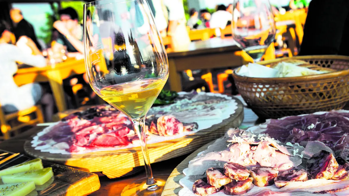 Schinken, Kren und Würste in einer der vielen Osmize des Karsts 