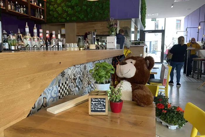 Der kuschlige Stoffbär soll Gästen anzeigen, wo noch Plätze frei sind und wo die Abstandsregel eingehalten werden muss.