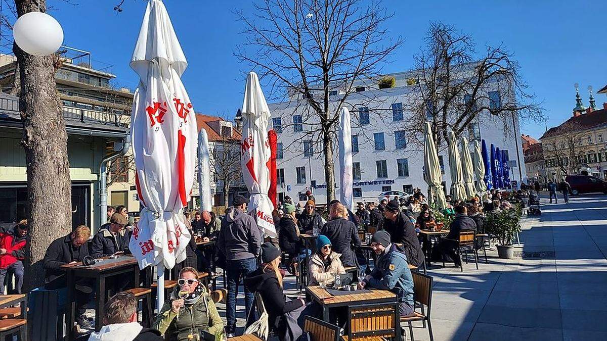 Bei prachtvollem Sonntagswetter kamen auch die Gäste auf den Lendplatz.