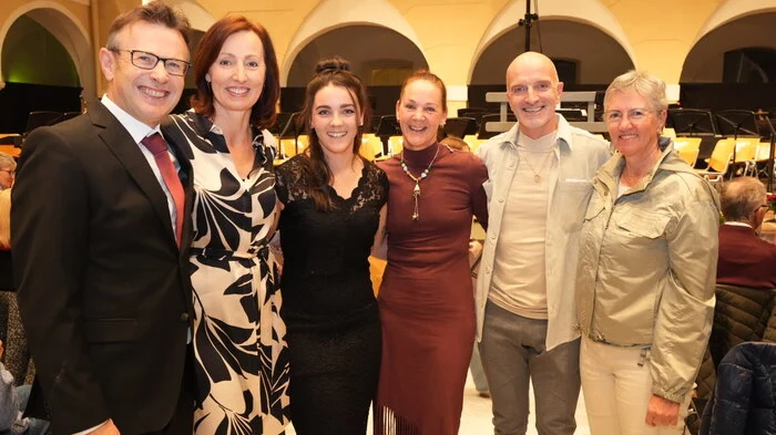 Hans Bruner mit Gattin Karin, Solistin Nikita Mataln mit Eltern und Ambidravi-Chorleiterin Margit Zlattinger