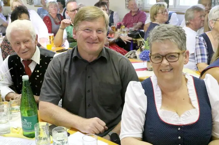 In der bis auf den letzten Platz gefüllten Vereinshalle gesichtet wurden unter anderem Stiftspfarrer Christian Stromberger (Mitte), Bildungswerk-Bezirksobmann Karl Huber, Trefflinger-Wirtin Maria Lebitschnig sowie der St. Georgener Bürgermeister Wolfgang Grilz. 