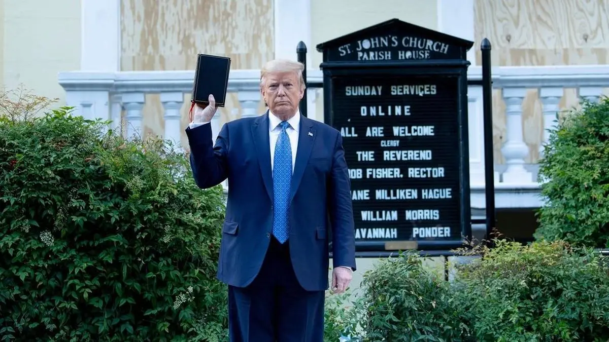 Sein Auftritt mit der Bibel in der Hand hat US-Präsident Donald Trump auch von den Kirchen viel Kritik eingetragen
