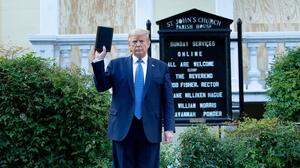 Sein Auftritt mit der Bibel in der Hand hat US-Präsident Donald Trump auch von den Kirchen viel Kritik eingetragen