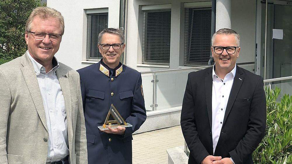 Bürgermeister Reinhard Antolitsch (links) und Amtsleiter Gernot Obermoser gratulierten dem neuen Postenkommandanten Herbert Hartweger.