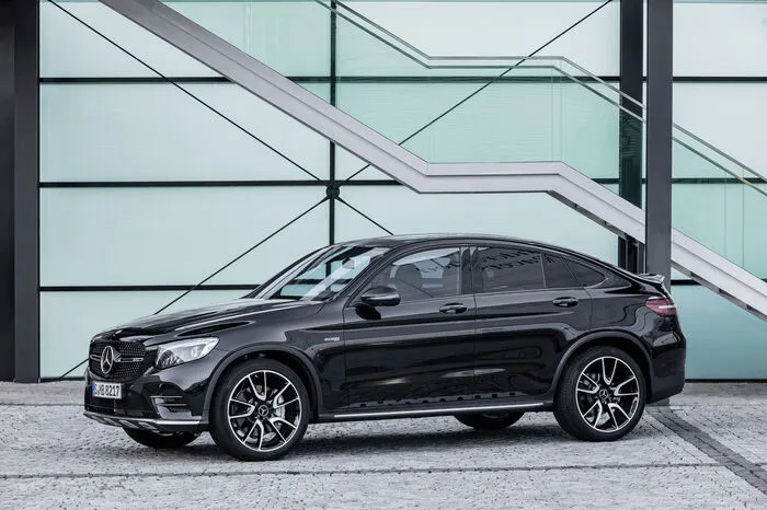 Um die Kraft zu verwalten, kommt ein Neungang-Automatikgetriebe zum Einsatz, das die Affalterbacher speziell für die AMG-Anforderungen abgestimmt haben. Die Zwischengasfunktion erlaubt durch einen definierten Zündungseingriff schnellere – und vor allem akustisch untermalte – Gangwechsel in den Fahrprogrammen „Sport“, „Sport Plus“ und „Manuell“. Mit den fünf Fahrprogrammen Eco, Comfort, Sport, Sport Plus und Individual lässt sich die Charakteristik des GLC 43 4Matic Coupés per Fingertipp individualisieren.