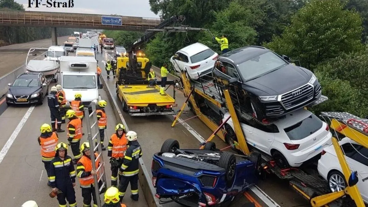 Der Fahrzeugtransporter krachte gegen eine Betonleitwand und blockierte die Fahrbahn