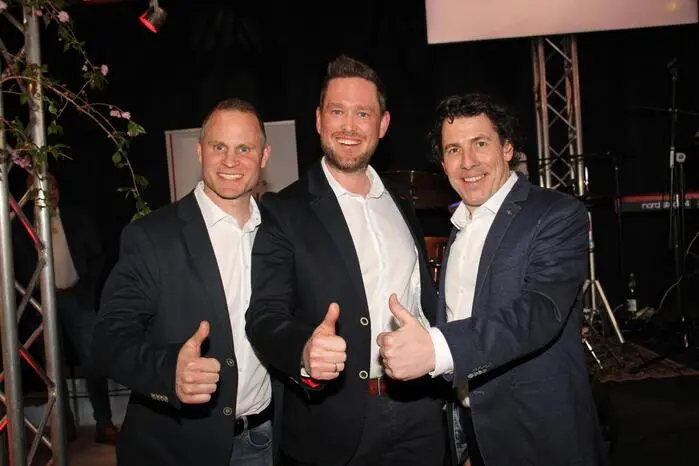 ... Werkstättenleiter Markus Fuchs (links) und Verkaufsleiter Alexander Trigler (Mitte) über das umfangreiche Angebot des Autohauses für die Zufriedenheit der vielen Kunden.