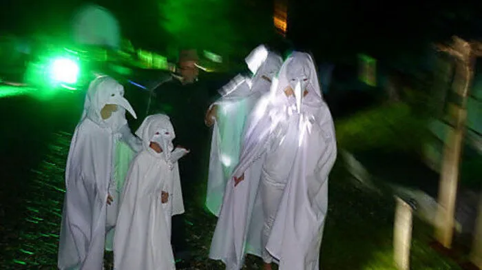 „Schnabelmenschen“ bei der Eröffnung des Mythenplatzes