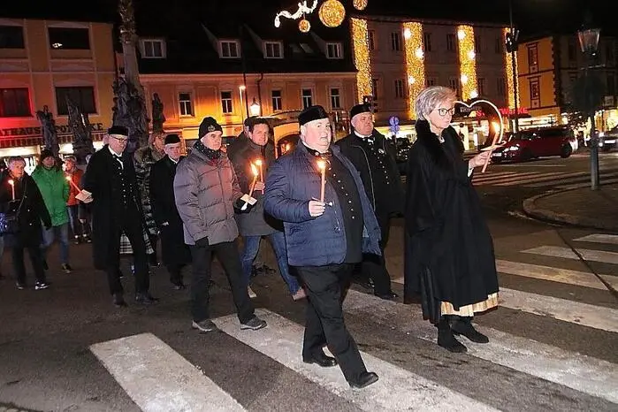 Am Treffpunkt beim Barbarabrunnen am Voitsberger Hauptplatz musizierte die Bergkapelle, ehe es mit klingendem Spiel zur Michaelikirche ging, ...