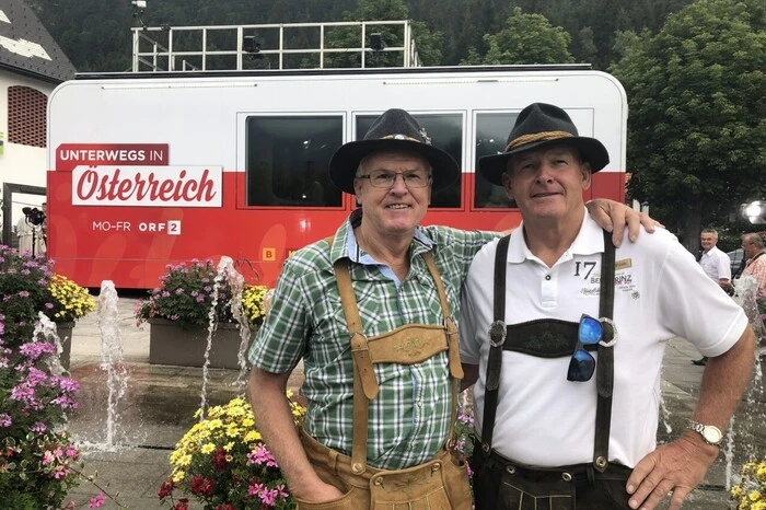 "Wir sind schon seit halb sieben Uhr morgens hier, weil es einfach interessant ist, das alles einmal aus der Nähe zu betrachten, außerdem möchten wir ins Fernsehen", meint Hubert Haller (l.) aus Trofaiach. Sein Bruder, Hans Haller (r.) macht gerade Urlaub bei ihm.