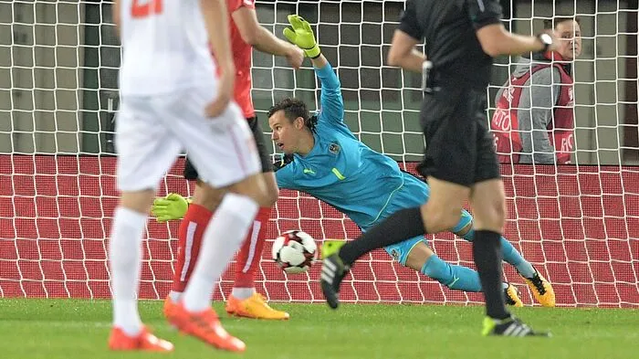Heinz Lindner: 4. Der Torhüter konnte sich endlich einmal auszeichnen, als er einen Ball aus der Ecke fischte und kurz vor dem 2:2 mit sensationeller Abwehr glänzte. Zeigte sich auch bei den Abschlägen verbessert.