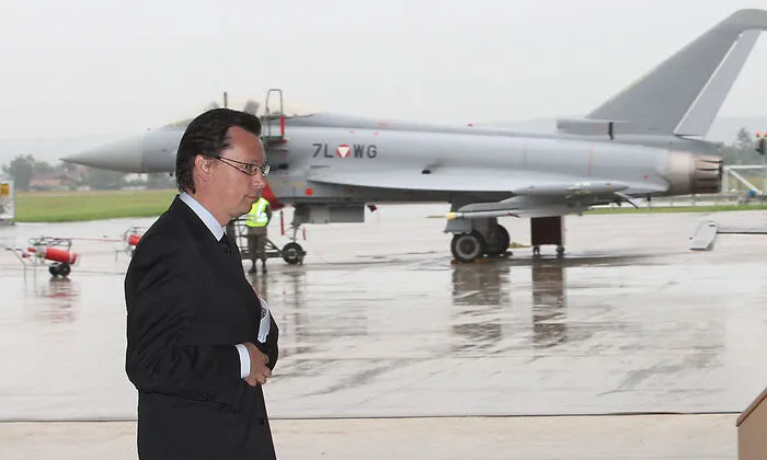 Schwieriges Verhältnis: Norbert Darabos und Eurofighter