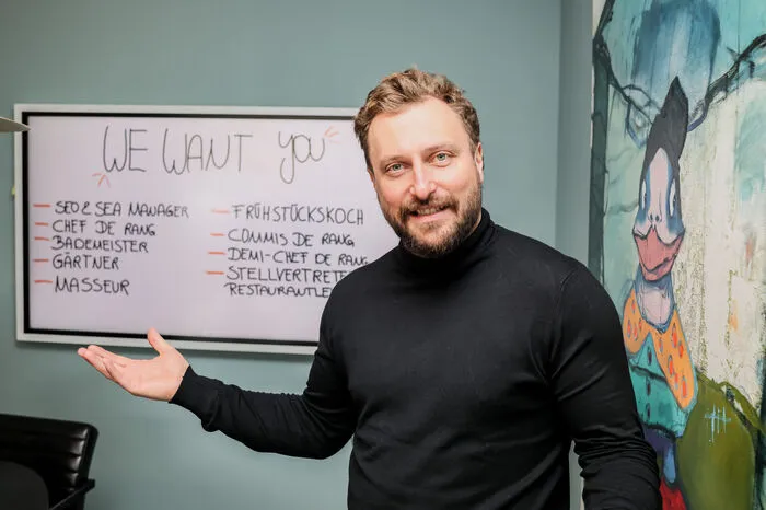 Frühstückskoch, Chef de Rang undeinige andere Jobprofile stehen auf der Suchliste von Hotelier Andreas Hofmayer. Für seine Betriebe in Velden, Villach und am Katschberg benötigt er in der Hochsaison 200 Leute, die seit dem jüngsten Lockdown öfters ausbleiben: "Besonders für das Palais 26 in Villach ist es schwer, langfristig junge dynamische Mitarbeiter zu finden.“ Um Fachpersonal anzusprechen, wird gerade ein Konzept für eine individuelle Vier-Tage-Woche erstellt. Ein neues Mitarbeiterhaus mit Flat-TV und Klimaanlage soll zusätzlichen Anreiz schaffen. 
