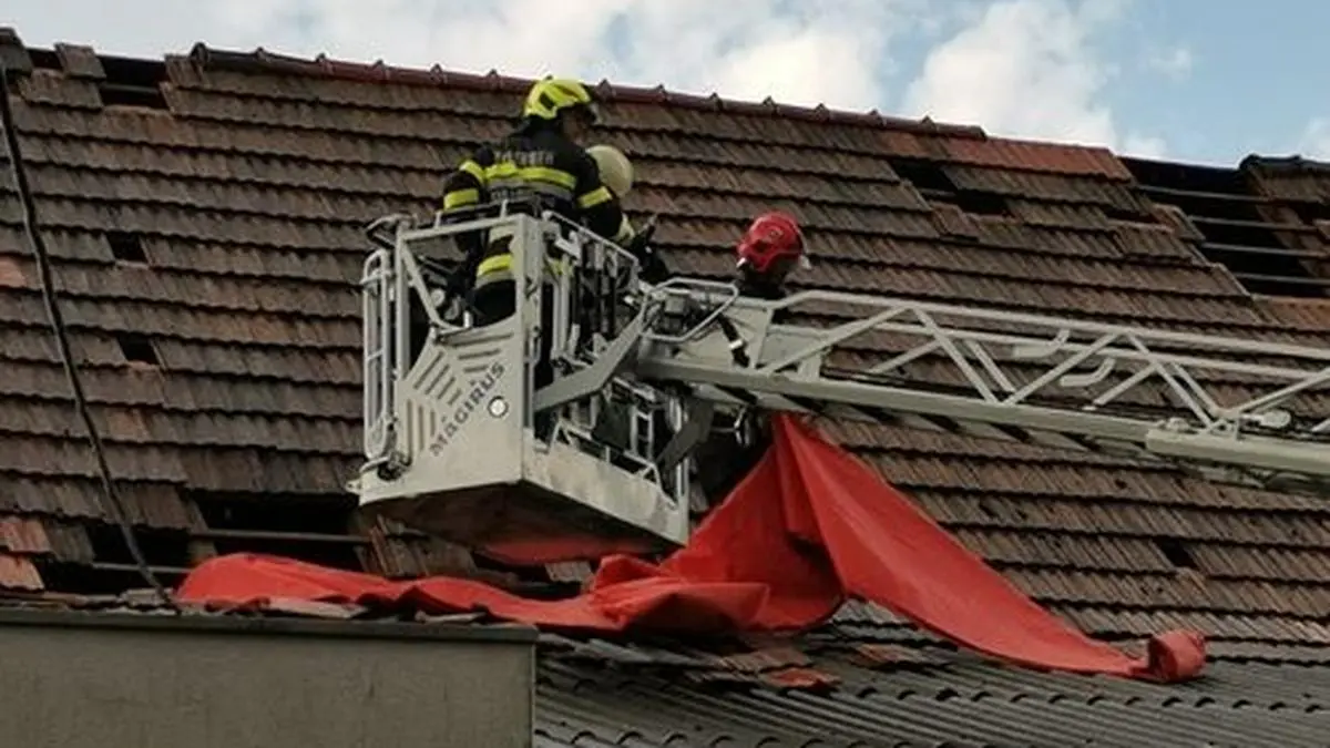 In Hürth (Gemeinde Halbenrain) wurden mehrere Dächer abgedeckt