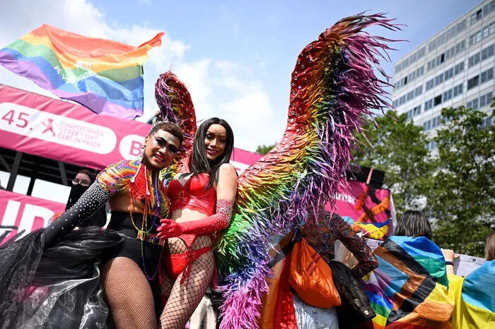 Die Veranstalter wollen den CSD ausdrücklich als politische Kundgebung verstanden wissen. "Unser Forderungskatalog wird seinen Weg finden, die Politik, Wirtschaft und Zivilgesellschaft kommt nicht daran vorbei - wir sind hier nicht zum Spaß", erklärte Patrick Ehrhardt, Vorstandsmitglied im Berliner CSD e.V. 