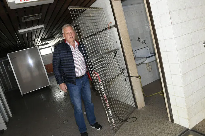Vizebürgermeister Peter Neuwirth schaute sich die Verwüstung an. Ein Schadenersatz der noch gesuchten Täter wird wohl ausbleiben. "Ich finde, die Täter sollten ihren Schaden bei der Gemeinde zum Allgemeinwohl abarbeiten. Immerhin haben sie ja dem Steuerzahler geschadet", sagt Neuwirth.