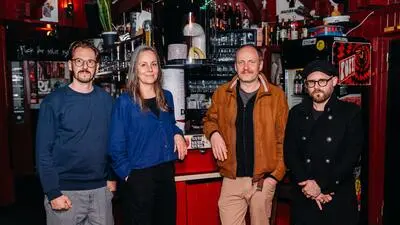 Andreas Heller (Ortweinschule), Künstlerin Helga Enzi, Kombüsen-Chef Markus Harg und Uwe Gallaun (von links nach rechts)