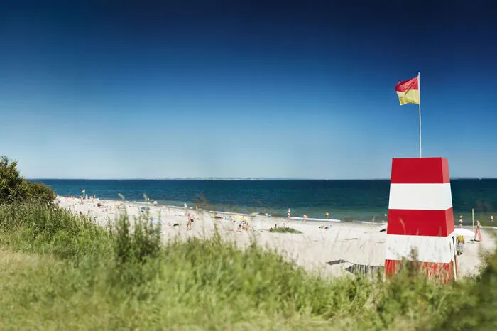 Das Alltagsleben der Wikinger kann man während der großen Treffen nachempfinden, die jedes Jahr am letzten Wochenende im Juli am Strand von Moesgård vom Prähistorischen Museum organisiert werden, das ganz in der Nähe liegt. Oder man kommt einfach zum Baden vorbei.