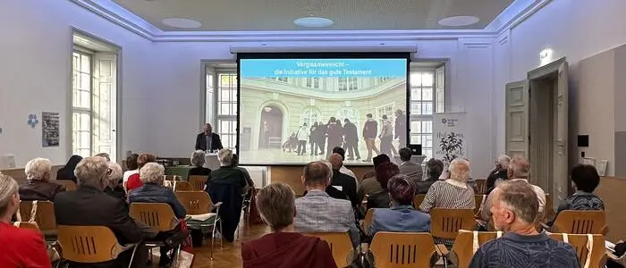 Seit 14 Jahren leistet der Verein „Vergissmeinnicht – Die Initiative für
das gute Testament“ Aufklärungsarbeit über die Anforderungen an ein Testament und Testamentsspende, vor Kurzem war man im Retzhof mit Notar Michael Spath zu Gast