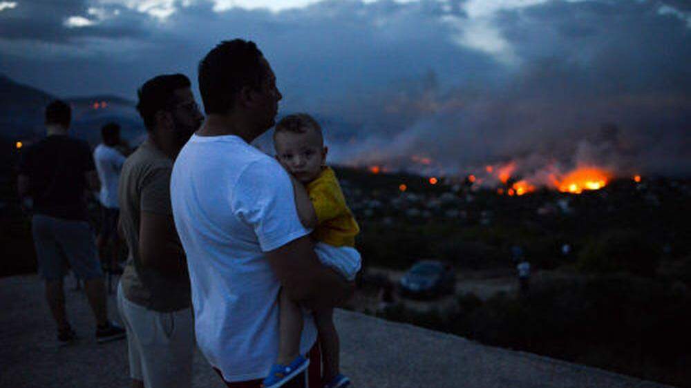 Flammen wüten in der Stadt Rafina, in der Nähe von Griechenlands Hauptstadt Athen