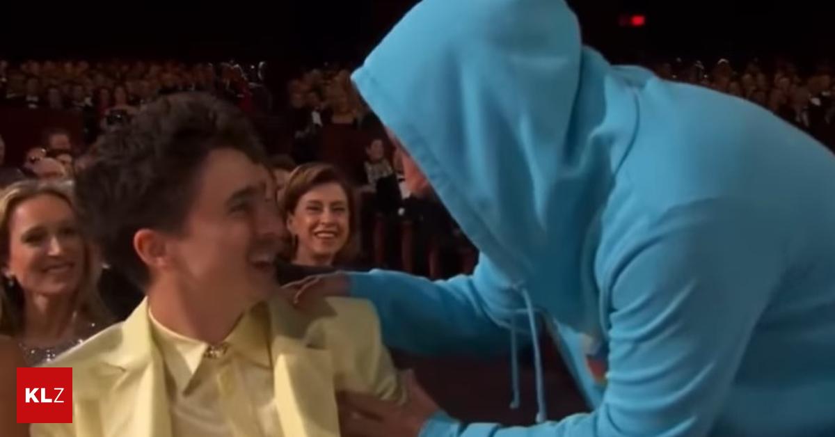 Oscars Adam Sandler und Timothée Chamalet mit UkraineStatement