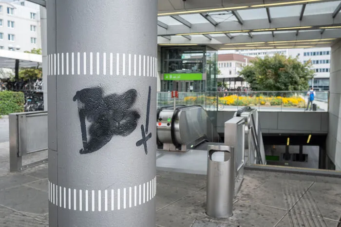 19. August: Parolen werden auch beim Hauptbahnhof in Graz entdeckt (Symbolbild)