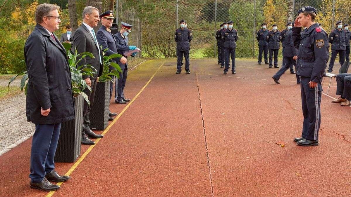 Günther Platter, Helmut tomac und Edelbert Kohler mit einem Kursabsolventen