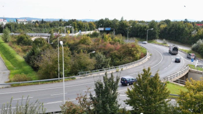 Ab 16. August: Weblinger Kreis erhält neuen Lärmschutz, erste Vorrichtungen für die späteren Ampeln.