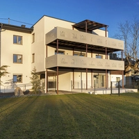 Jede Wohnung verfügt über ein Kellerabteil, eine Terrasse beziehungsweise einen Balkon sowie Parkplätze mit Carports