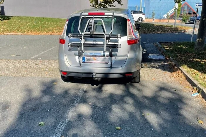 Sie zeigen, dass schräge Parkmanöver sämtliche Automarken und...