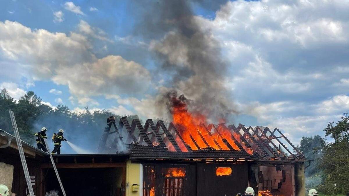 Das Wirtschaftsgebäude stand in Vollbrand