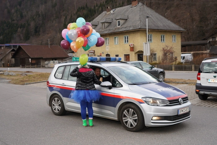 Die Polizei, dein Freund und Helfer - auch bei Faschingsumzügen.