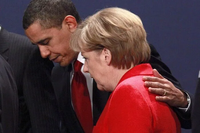 Nur zu gerne ließ Merkel sich von Barack Obama unter seine Fittiche nehmen...