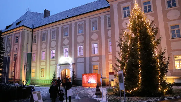 Der Schlosshof in Piber und das Schloss bilden den stimmungsvollen Rahmen für den Adventmarkt in Piber