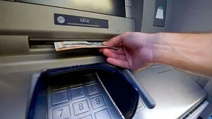 Die Frau behob insgesamt 6900 Euro (Sujetbild)